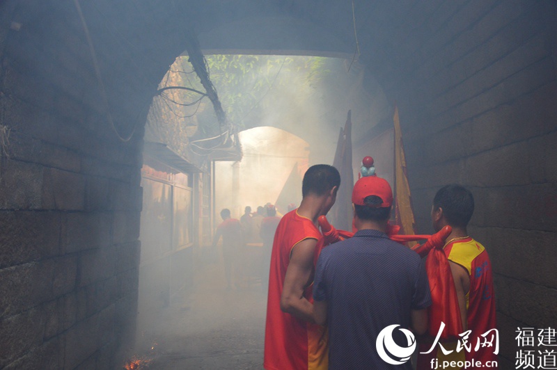 迎送龍頭的隊(duì)伍通過古城門 李挺攝